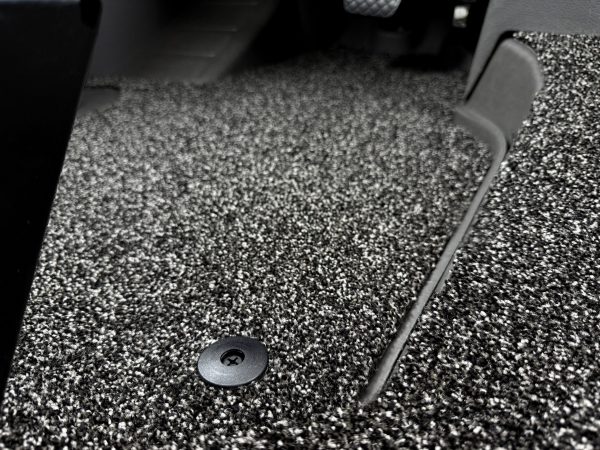 Die Fahrerhausteppiche für den VW Grand California